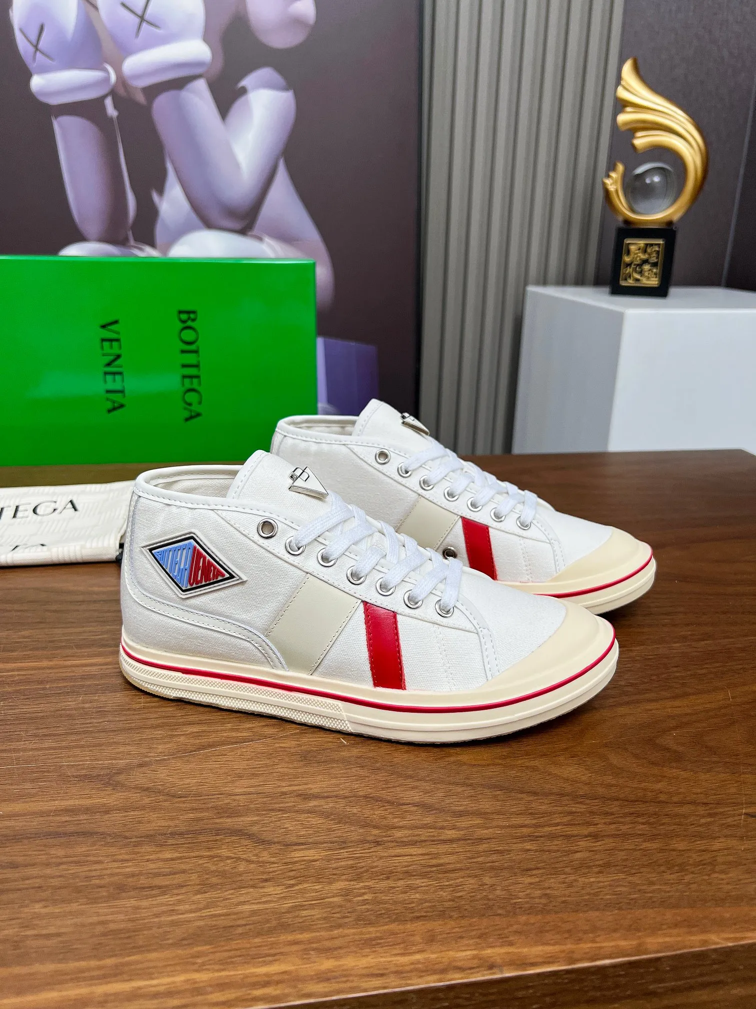 Men's men's shoes 💰520💰 Bottega Veneta BV's latest Eliot series retro basketball shoes casual sports canvas shoes 🔥Become a god when it is launched!🔥 Inspired by retro basketball sneakers, the color combination highlights youthful vitality and perfectly interprets the theme of youth and childlike innocence. The details are also very particular. The summer canvas brings excellent durability and comfort. Designs such as calfskin trim, rubber toe caps and hand-painted retro red lines are full of retro feel. The round toe and convex sole add a modern feel and are suitable for various styles. Easily create a fashionable atmosphere. The upper foot is the focus...can be worn as a couple's shoes...The red lines on each shoe edge are hand-painted, which adds more taste and attitude! ✦Fabric: Original customized high-density canvas + cowhide ✦Inner lining: original customized breathable canvas ✦Insole: movable latex cowhide insole ✦Sole: original molded non-slip and wear-resistant TPU material ✦Sole thickness: 3cm ✦Number of sizes: female size 35--40, female 40 is customized and non-returnable ✦Number: male size 39--45, male 45 is customized and non-returnable